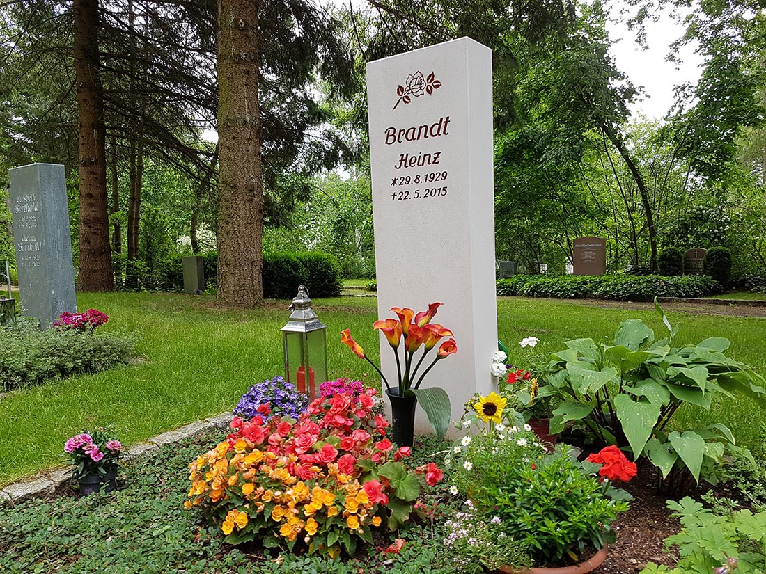 Der Friedhofsgärtner kümmert sich um eine regelmäßige Grabbepflanzung. Der Friedhofsgärtner kümmert sich um eine regelmäßige Grabbepflanzung.