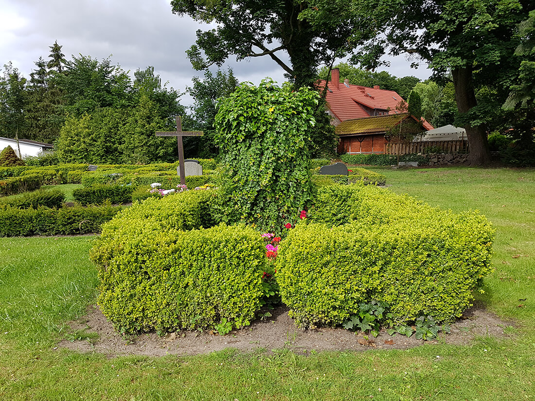 Welche Vorschriften bei der Grabgestaltung einzuhalten sind, entscheidet der jeweilige Friedhof. Welche Vorschriften bei der Grabgestaltung einzuhalten sind, entscheidet der jeweilige Friedhof.