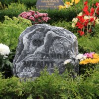 Urnengrab mit Blumensträußen