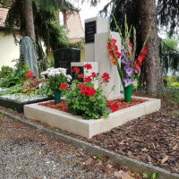 Urnengräber mit Grabeinfassung