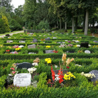 Blütenprächtige Urnengräber