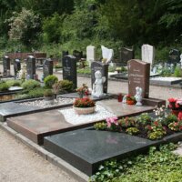 Grabplatten in Kombination mit Grabbepflanzung