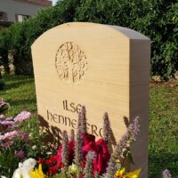 Harmonische Grabbepflanzung zu Grabstein aus Sandstein