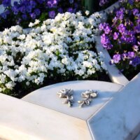 Grabeinfassung aus Marmor mit Details
