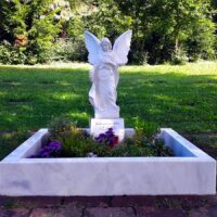 Grabeinfassung eines Marmorgrabs aus Marmor