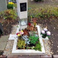 Grabeinfassung eines Urnengrabes