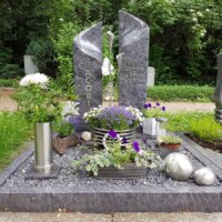 Grabeinfassung eines modern gestalteten Grabes