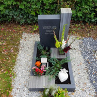 Grabeinfassung eines modernen Urnengrabes