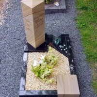 Grabeinfassung in hell und dunkel