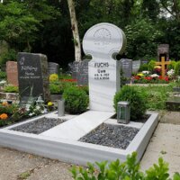 Urnengrab mit Grabplatte und Kies