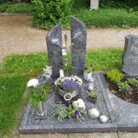 Urnengrabgestaltung mit Kies und Grabplatte