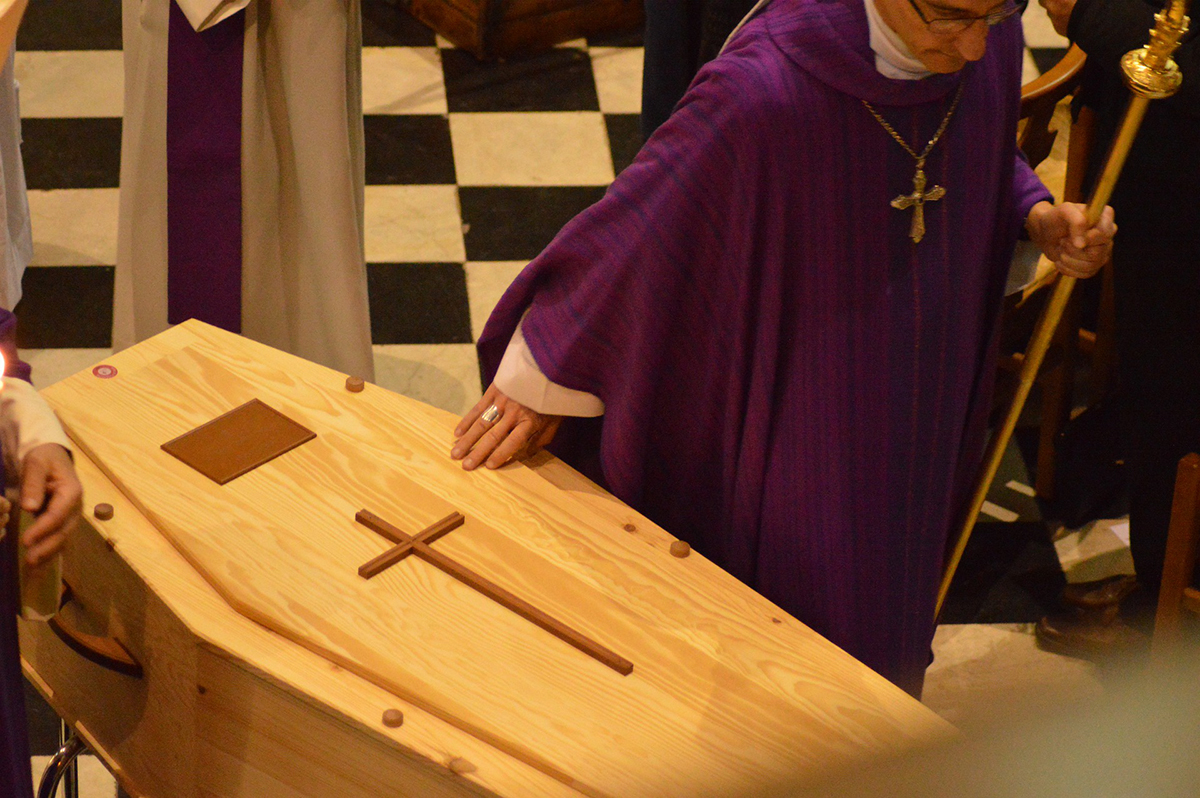 Trauerfeier einer kirchlichen Bestattung mit einem Priester