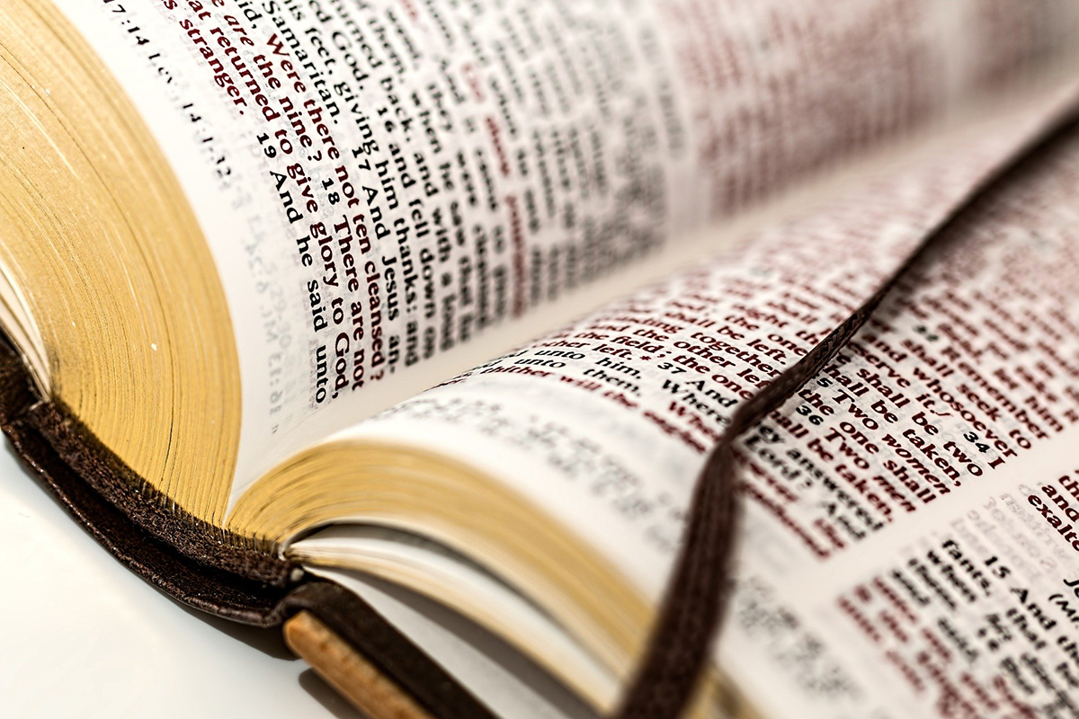 Bibel für Gebete, Trauersprüche und Trauerlieder auf einer Trauerfeier