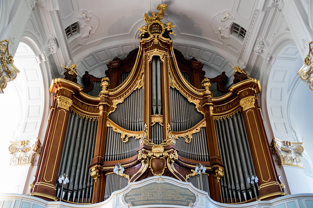Orgel für Trauermusik bei Trauerfeier