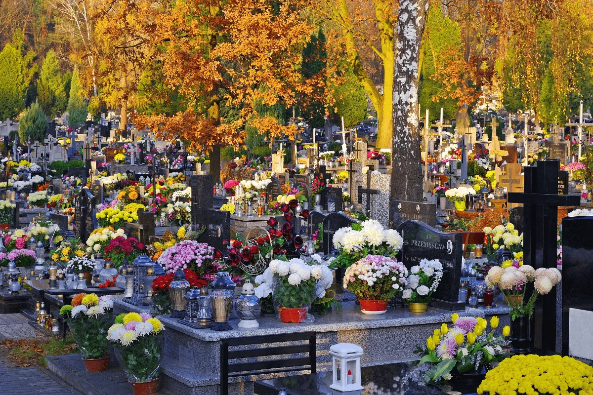 Totensonntag auf dem Friedhof im Herbst