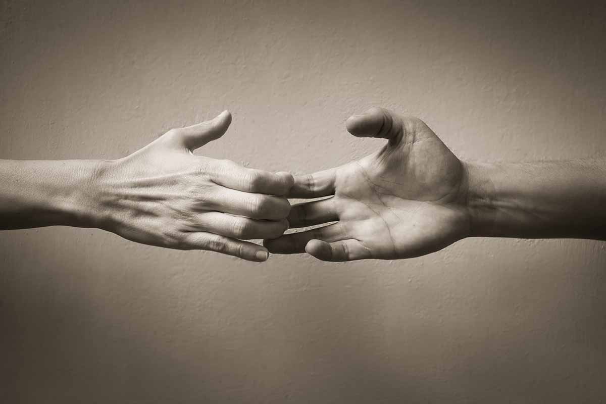 Hände halten einander schwarz weiß