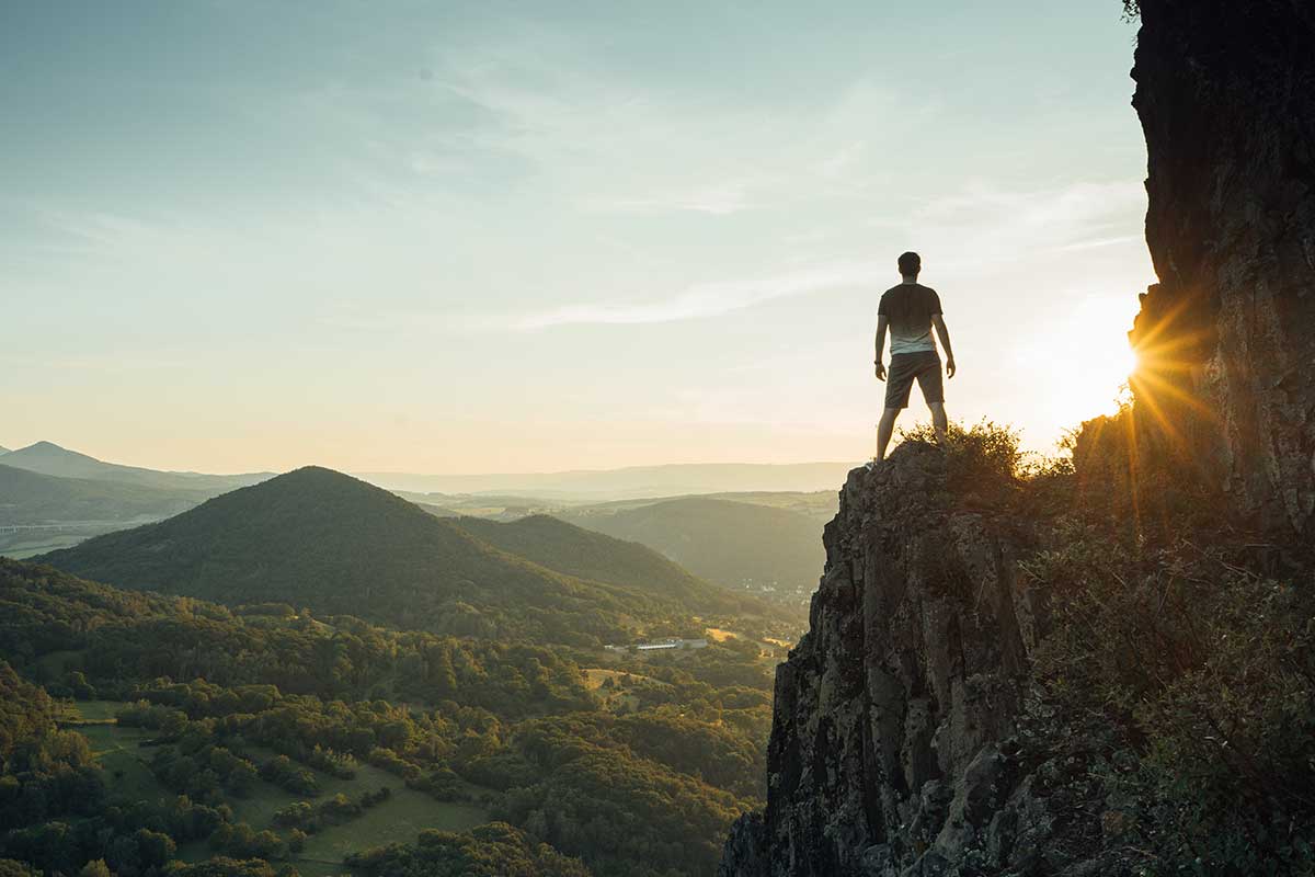 Mann auf einem Berg mit Unfallversicherung