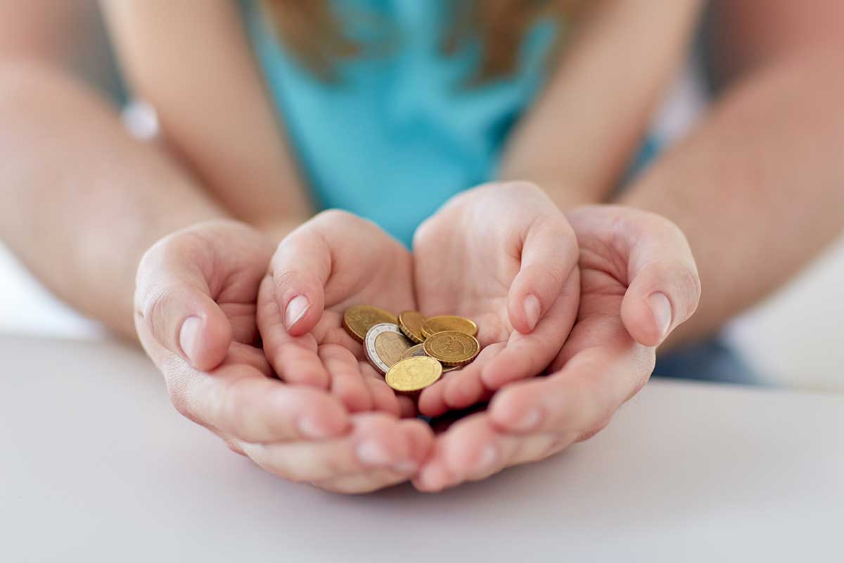 Kind und Elternteil halten Unterhaltsvorschuss-Geld