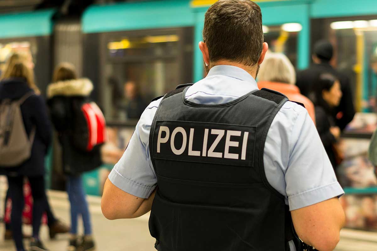 Polizeibeamter am Bahnhof