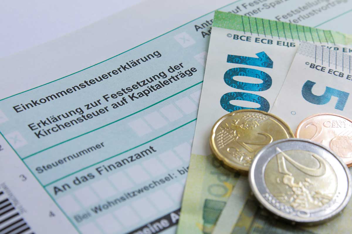 Formular der Steuererklärung und Bargeld