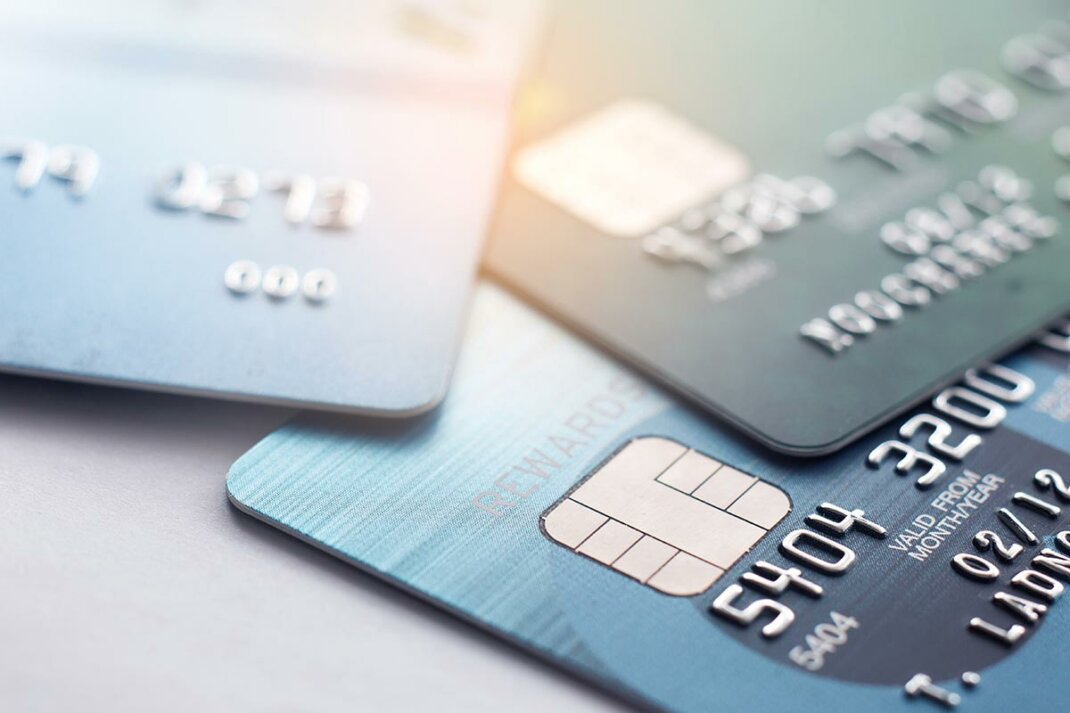 Kreditkarten auf Tisch für Treuhandkonto