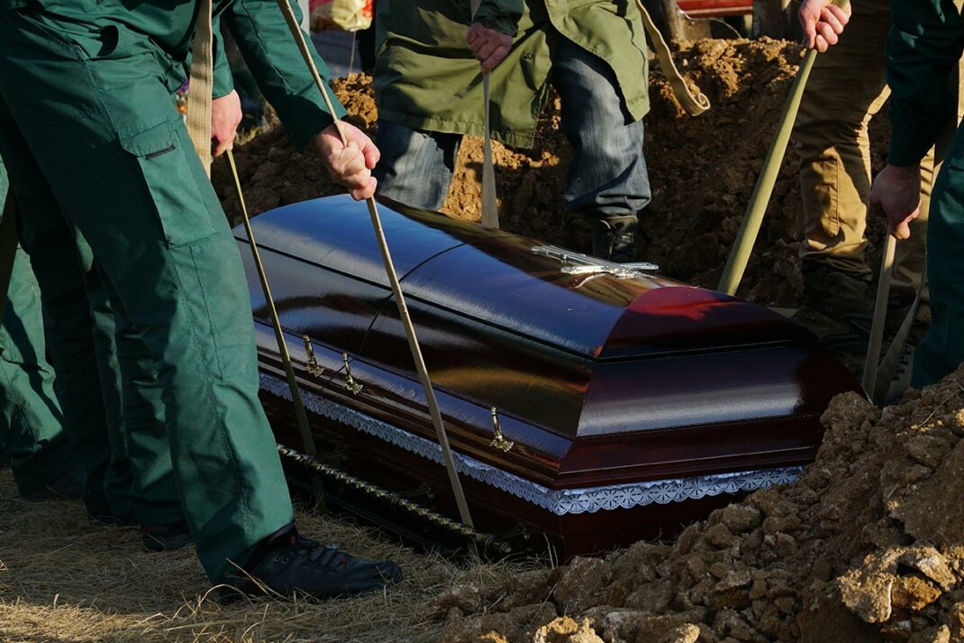 Sarg wird auf Friedhof beigesetzt